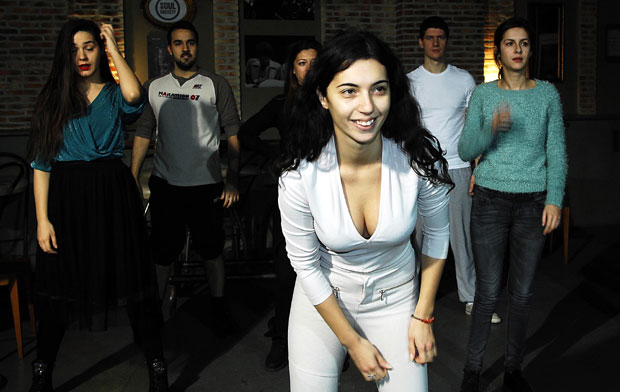 Избегли замке политике
